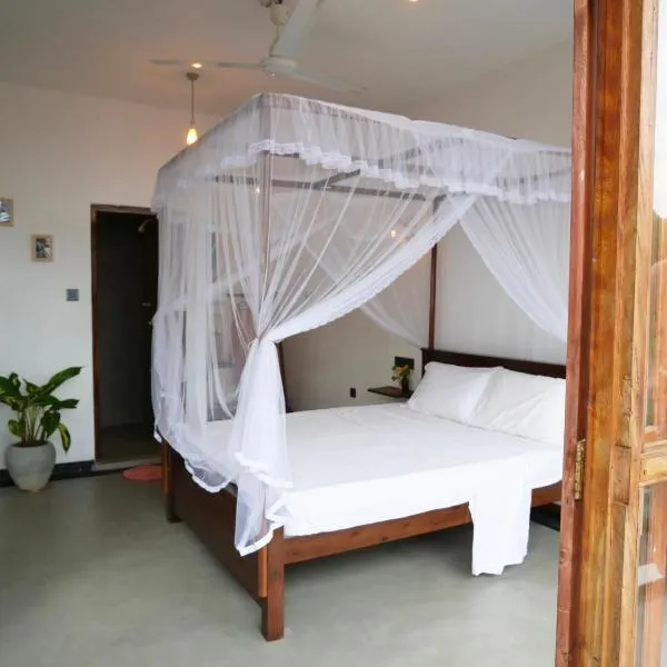 Sky Mountain Café with seaview, hotel en Weligama