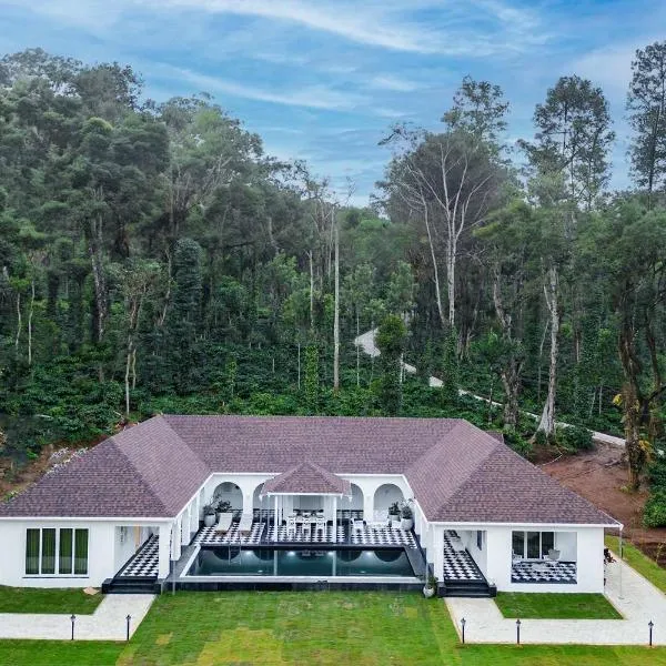 Stayvista at Mudra Manor 4BR - Coffee Estate Comp Breakfast Big Heated Pool, hotel em Madikeri