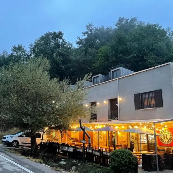 Vagabond Vieiras Beds & Communal Dinner Albergue LE-210, hotel in La Portela de Valcarce