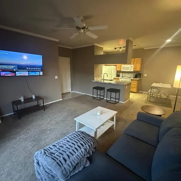 Cozy Condo in Gated Community with Pool by PHX Airport, Tempe, and Old Town, hotel v destinaci Phoenix