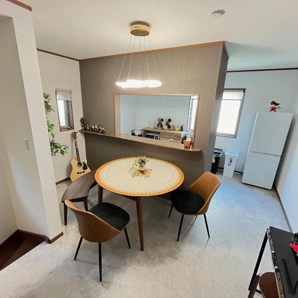 Charming New Home Launch: Direct access to Narita & Haneda Airports, Shinjuku, and Disneyland; Close to Asakusa & Akihabara!, hotel in Tokyo