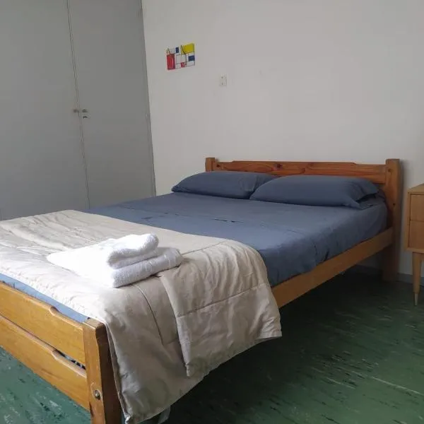 Habitaciones con baño compartido en Departamento Mid Century Modern, hôtel à Mendoza