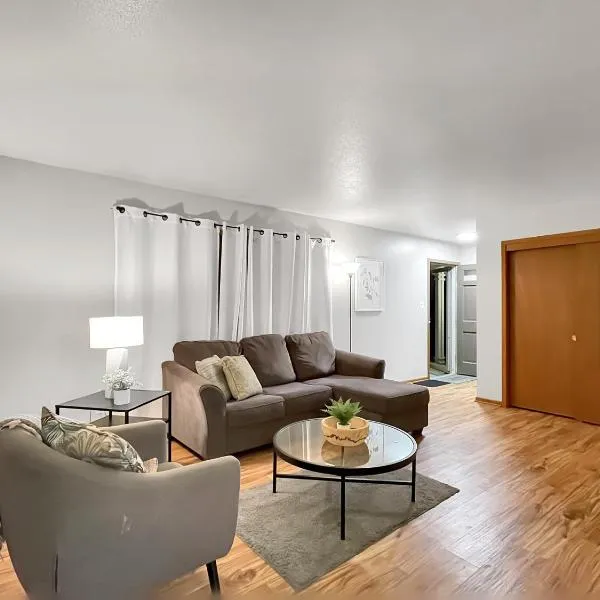 Family Friendly 3 Br 2 Bath Duplex Sleeps 9!, hotel in Des Moines