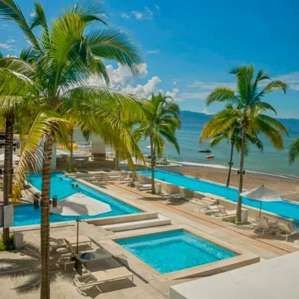 Harbor 13008A Artistic beachfront studio by Moikkarentals, hotel in Puerto Vallarta