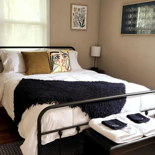 Cozy house near Lake Erie, 10 minutes to Downtown., hôtel à Cleveland