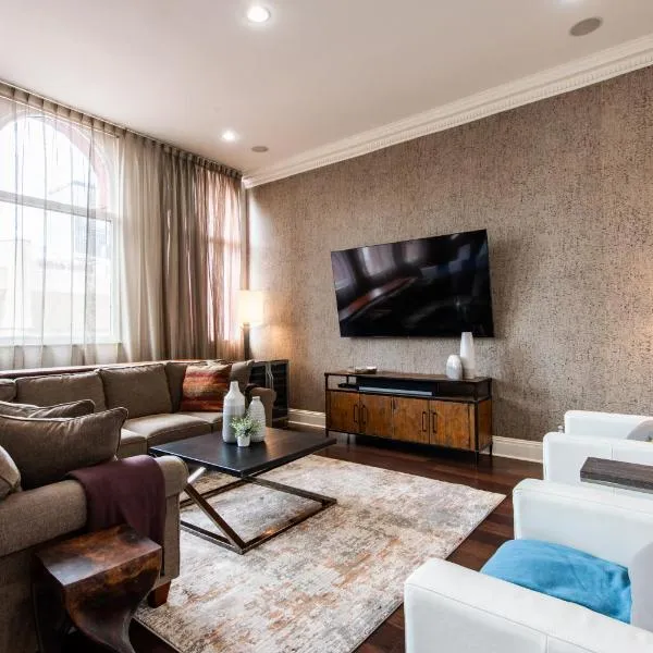 Luxe Louisville Condo~King BR~Near YUM Center, Hotel in Louisville