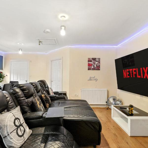 Lt Properties Unique Bungalow style Spacious one bedroom Apartment in Luton Town centre super size round bed Netflix