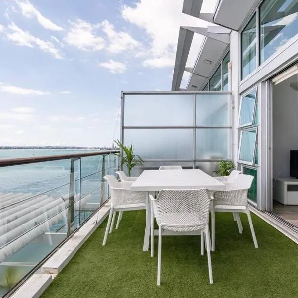 Spacious Penthouse With Spectacular Harbour Views!, hotel in Auckland