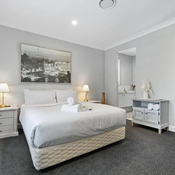 New Haven - Eiffel Tower Suite, hotel in Banksia Beach