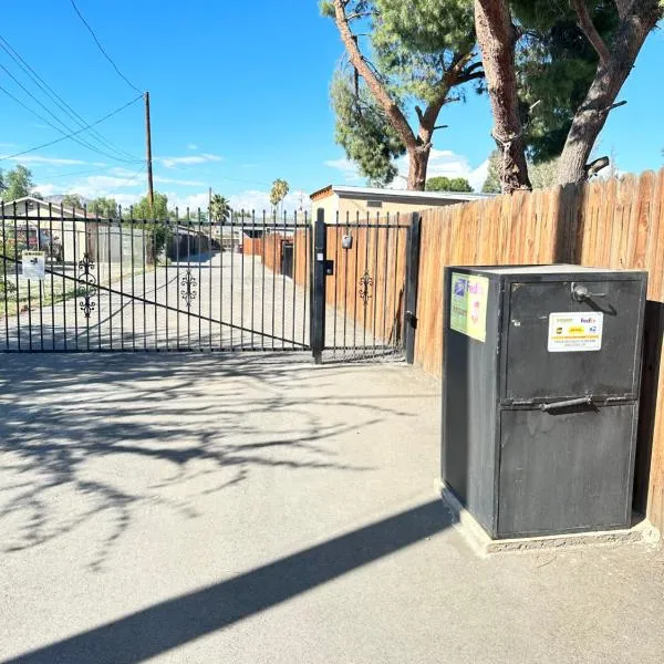 Tiny house in the heart of MOVAL private freeparking Netflix, hotel em Moreno Valley