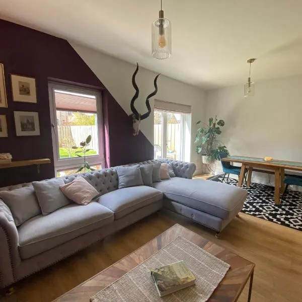 Modern Home Near Edinburgh City, hotel v destinaci Bonnyrigg