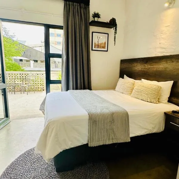 City Living Apartment 119 - Private Balcony, Washing Machine & Fast WiFi, hotel in Johannesburg