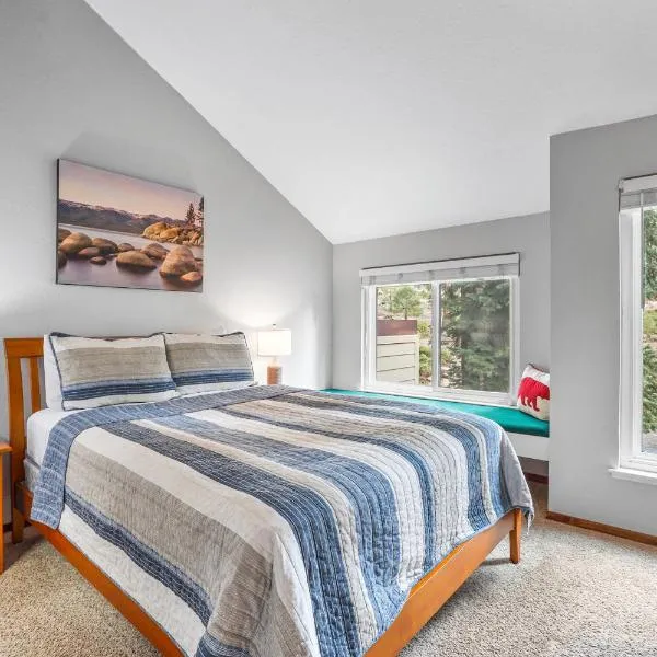 Alpine Escape: Tahoe Oasis Steps from Lake, hotel in Carnelian Bay