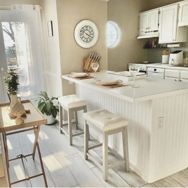 Luxury Villa- 3 mins to Mohegan- Fully Stocked with Fireplace- Jacuzzi, Saltwater Pools, Sauna, hotel v destinaci Norwich