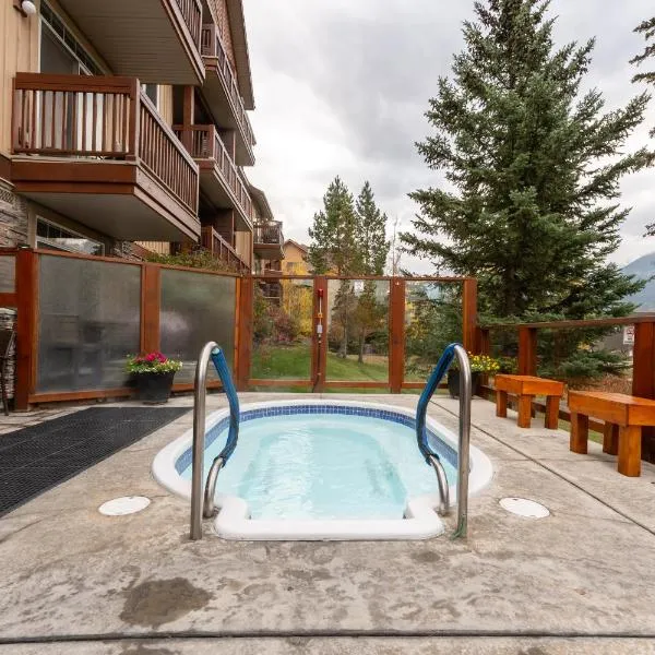 Romantic Mountain Escape - Hot Tubs & Private Balcony! managed by Little Sister Getaways, Hotel in Canmore