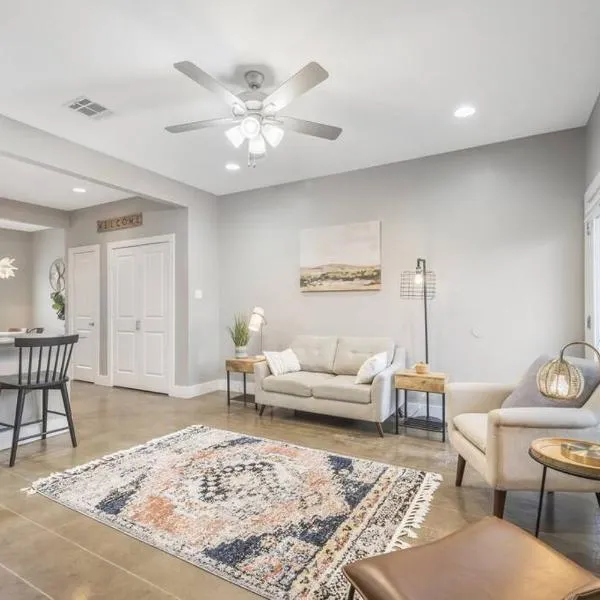 Cozy 2 Bed Townhome near the Hospital, hotell sihtkohas Lafayette