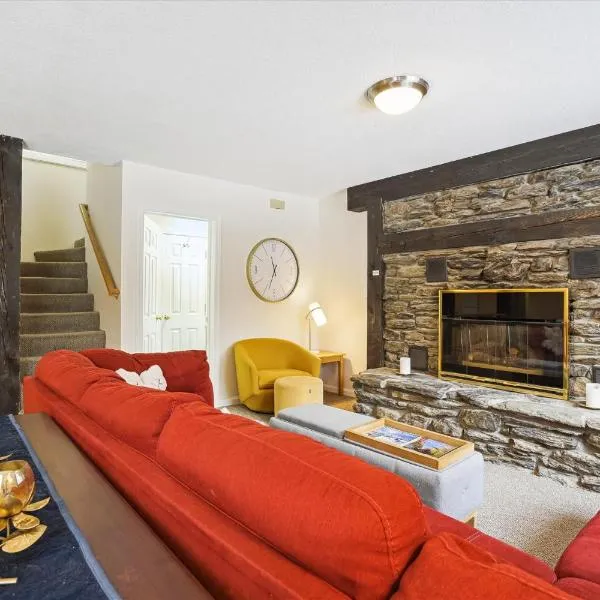 Cozy 2-Bedroom Northbrook #3 with Fireplace, hotel in Killington