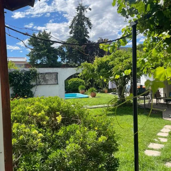 Casa con pileta "TU CASITA EN VIEDMA" calle Junin 1877, hotel a Viedma