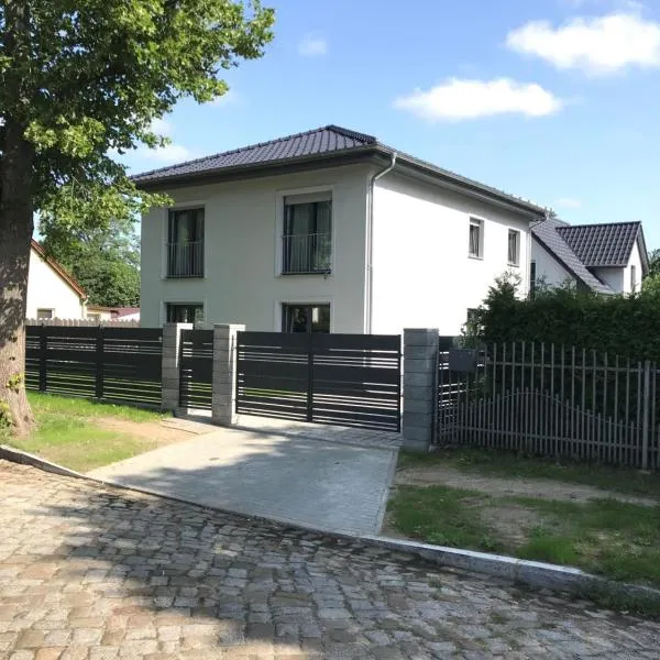 Schöne neu erbaute Wohnung, hotel v Berlíně