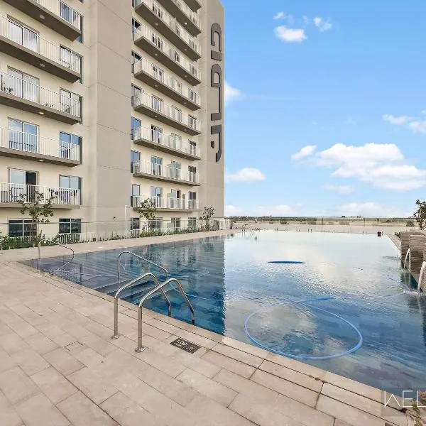 WelHome - Breathtaking View 1BR Apt in Damac Hills 2, hotel din Dubai