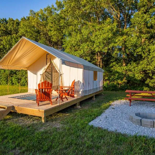 Peaceful Glamping Retreat at Roaring River、Cassvilleのホテル