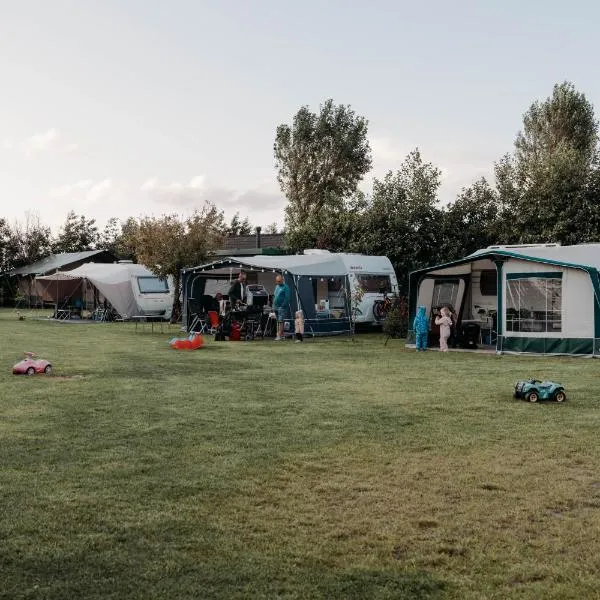 Camping De Tulpenweide lege Kampeerplaats, lege plaats op het gras zonder bed, hotel in Breezand