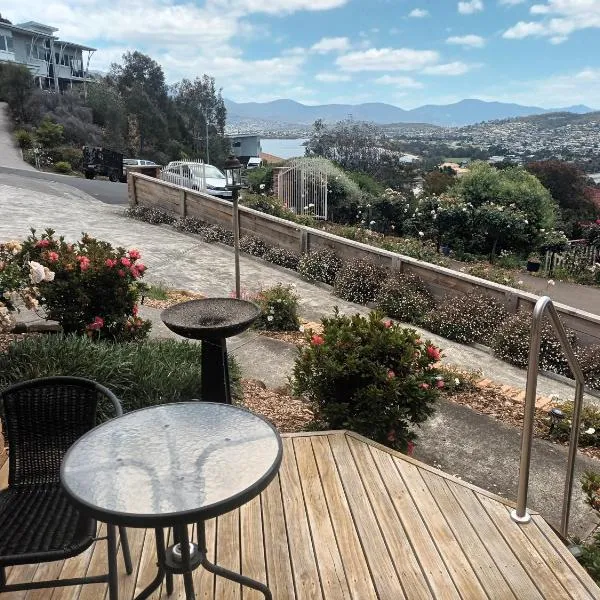 Front apartment in Howrah with stunning views，位于Howrah的酒店