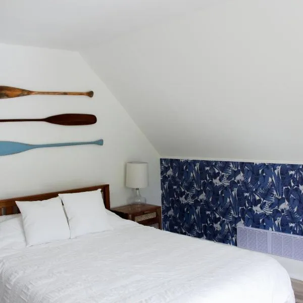 Queen Suite with Private Ensuite at Fancie's PEC - Suite 1, ξενοδοχείο σε Belleville