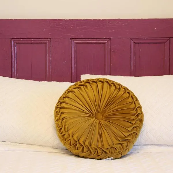 4 Guest Suite with Waterfront Views at Fancie's PEC - Suite 2, ξενοδοχείο σε Belleville