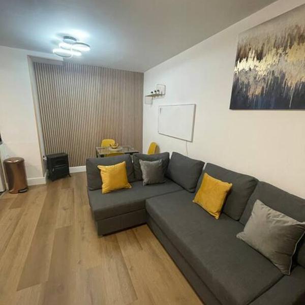 BROADWAY SUITE - Newly refurbished stylish apartment with FREE PRIVATE PARKING - Great location