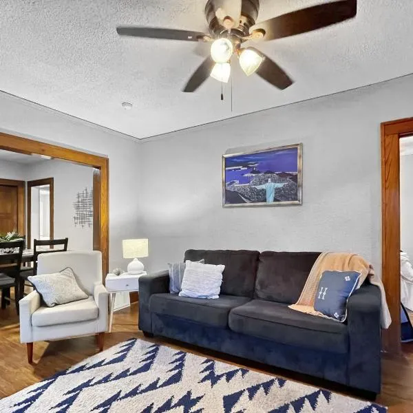 Roomy 4br By Drake Sleeps 13 Huge Yard, hotel in Des Moines