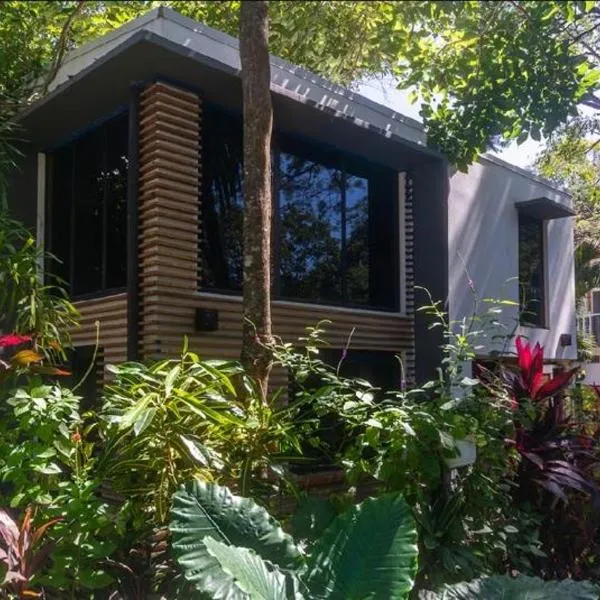 Condo VNV walking distance to the beach，位于诺萨拉的酒店