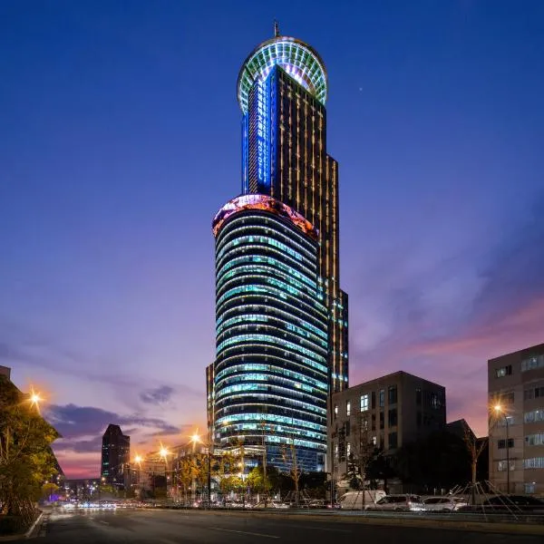 Novotel Atlantis Shanghai - Enjoy our great-valued breakfast in our rooftop revolving restaurant with a stunning river view & utilize our FREE self-serviced laundry, hotel v Šanghaji