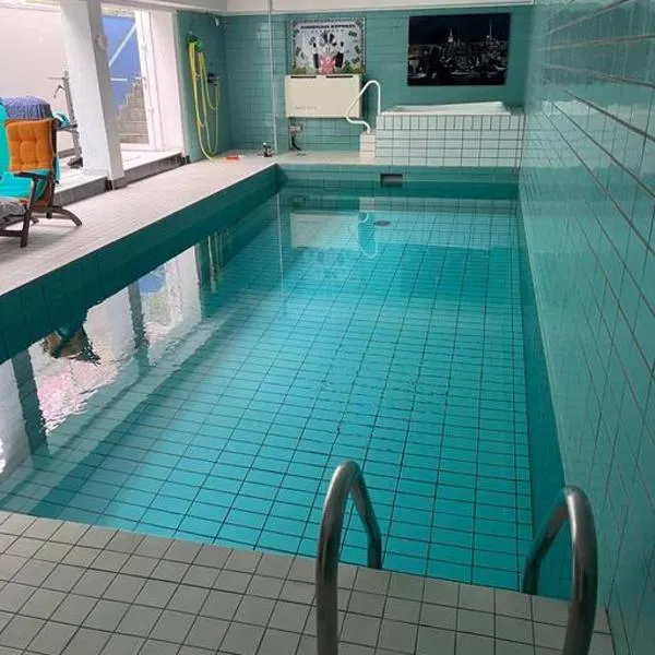 Villa Casa Blanca mit Privatem Schwimmbad 26 grad und Sauna, hotel in Duisburg