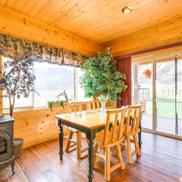 Pet-Friendly Idaho Home on the Salmon River!、Salmonのホテル