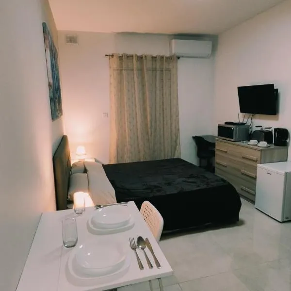Fairwinds - Double Room with Ensuite - Luqa Airport - Self Check In & Out available, hôtel à Ħal Luqa