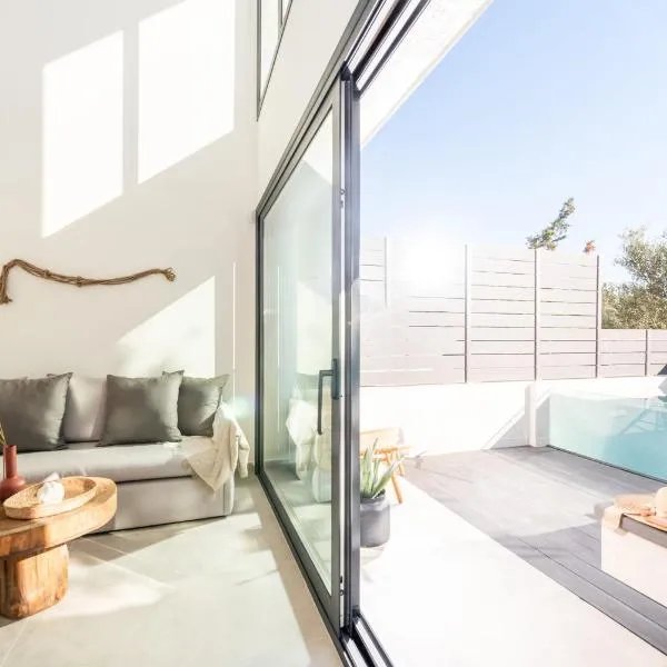 Serene Villas Halkidiki - Cfront private pool, hotel en Nea Iraklia