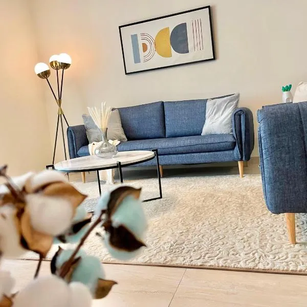 Elite LUX Holiday Homes - Two Bedroom Apartment Direct Metro Access in Al Furjan, Dubai, hotel in Dubai