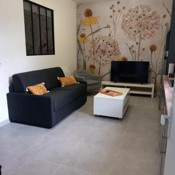 La cour fleurie, tout confort, hotel in Dijon