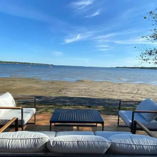 Modern Lake Champlain Villa with Spa, Hotel in Venise-en-Québec