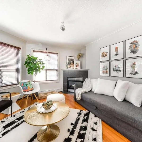 The Breakfast Club Suite - King Bed & AC - Patio - UG Park, hotel in Edmonton