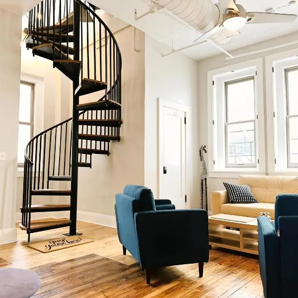 The Historic Lyric Penthouse with Private Rooftop, hotel in Cincinnati