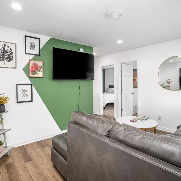 Centrally Located 3BD Urban Oasis, хотел в Индианаполис