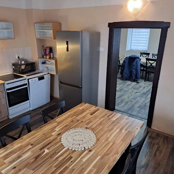 Chata Na Rozcestí, hotel en Loucná pod Klínovcem