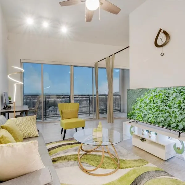 Chic loft style 2BR I Gym I Parking I Workspace, hotel in Dallas