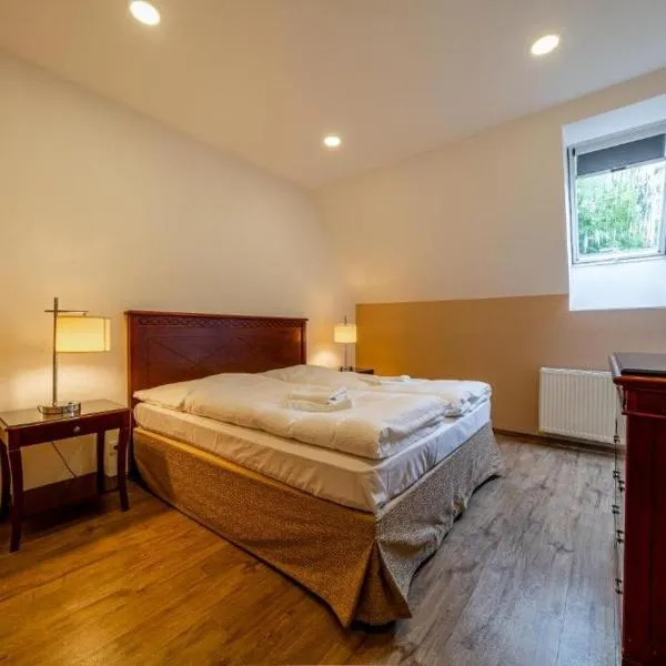 Villa Mandát – hotel w mieście Šlemín