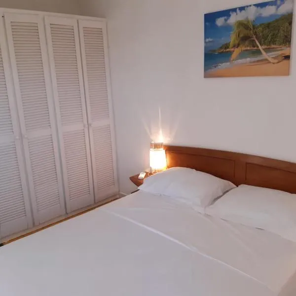 Appartement MANBANA 320 - accès direct a la plage, Hotel in Grand-Bourg