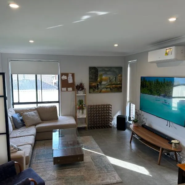 Delightful Austral Stay with AC and built-in wardrobe, hotel v mestu Austral