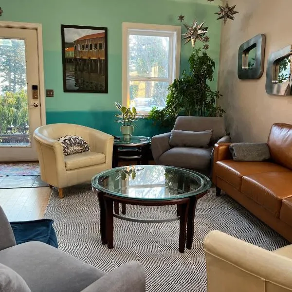 The Spruce Cape Collective - 5 Bed - House with Fireplace, hotel v Kodiaku