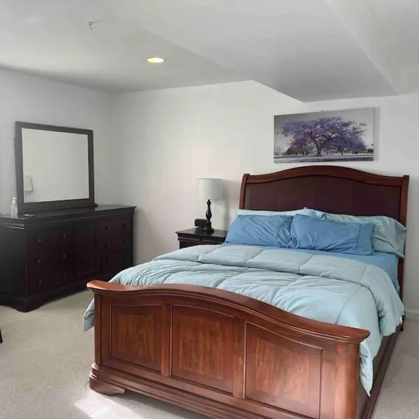 SUITE A - Private Cozy, Spacious Suite with Private Bathroom, hotel in Bowie